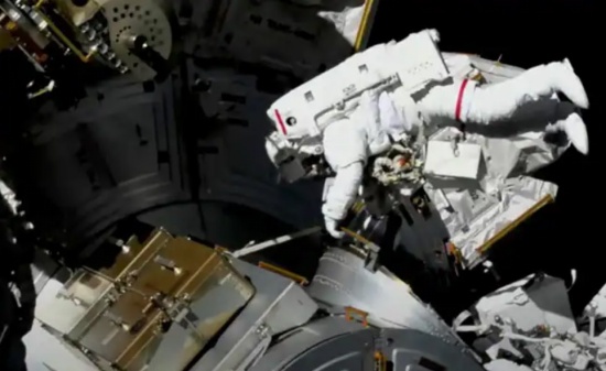 NASA宇航员在舱外活动更换了国际空间站故障天线