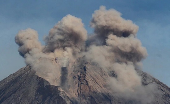 印尼塞梅鲁火山喷发