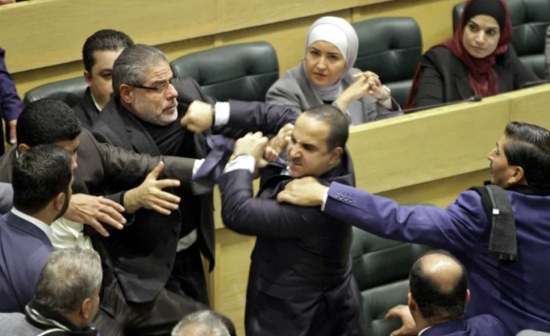 约旦国会议员在议会上打架