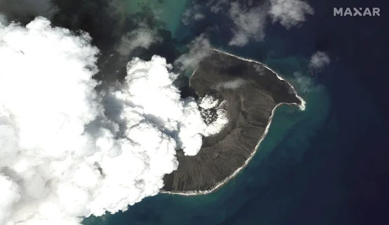 受海啸袭击后汤加的卫星图像