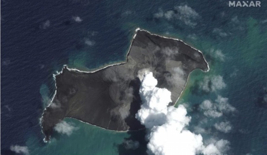 受海啸袭击后汤加的卫星图像