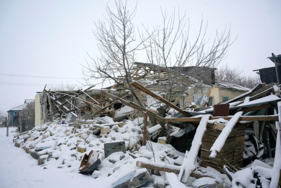 乌克兰老夫妇留在被炸毁的东部村庄