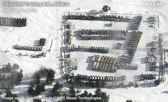 俄罗斯在乌克兰边境附近大规模集结军队卫星图像：