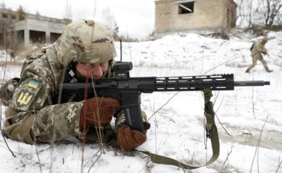 乌克兰军队在俄罗斯紧张局势中使用美国制造的武器进行训练