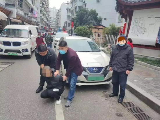 乘客是逃犯 司机免提接到警察电话