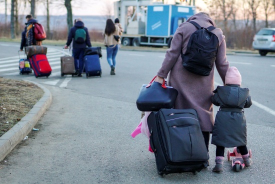乌克兰妇女儿童逃离战争进入中欧