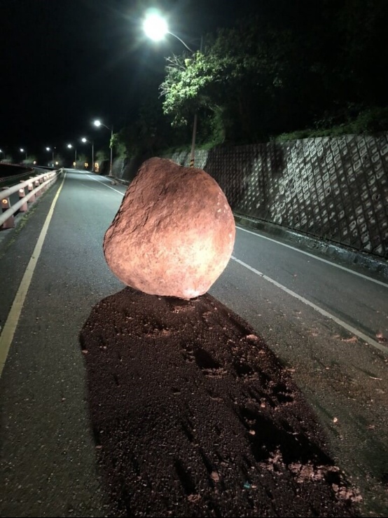 台湾发生79起地震 10吨重巨石掉落