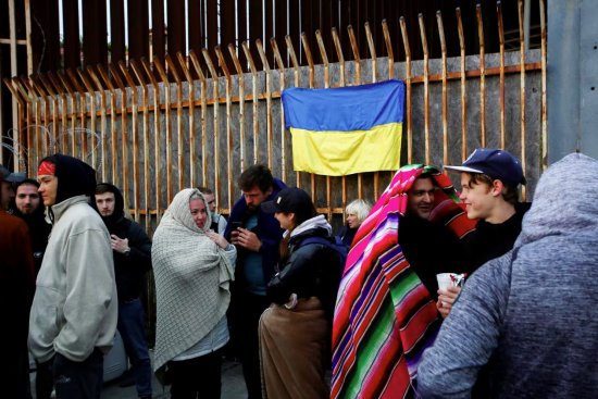 美墨边境的乌克兰难民营地数百人在等入境美国