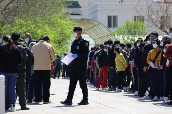 中国在4月8日报告了1,350例新确诊的COVID病例，而一天前为1,576 例