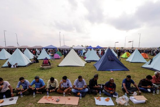 斯里兰卡城市的一个小帐篷营地成为全国抗议的中心