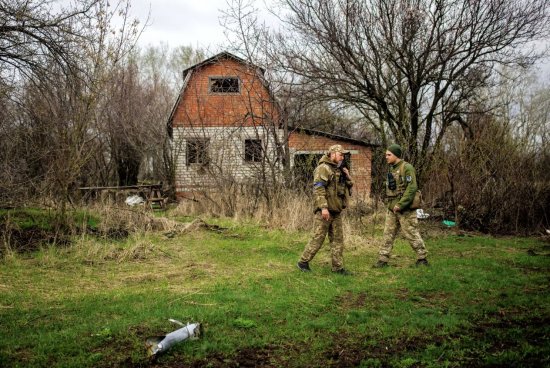 被夺回的乌克兰村庄留下坦克和问题