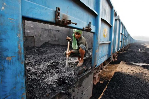 耗电的印度停止客运列车以腾出轨道以运送煤炭