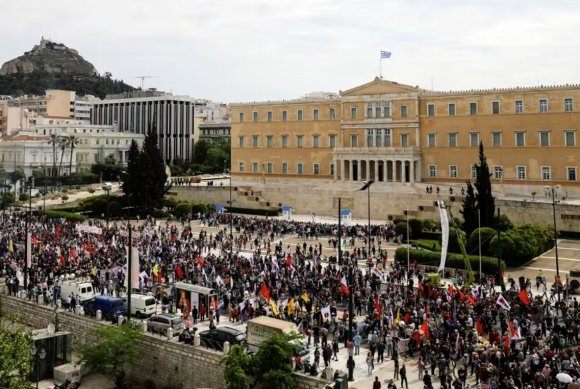 希腊工人抗议五一集会中能源成本飙升