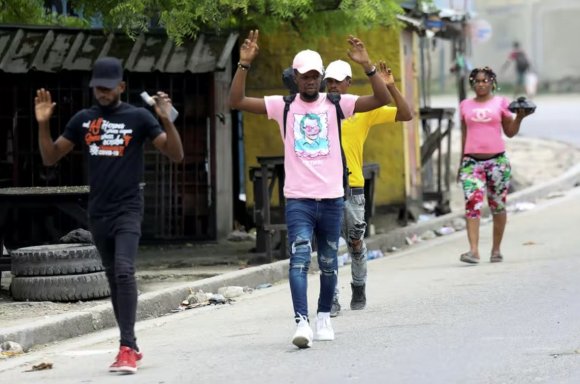 太子港暴力事件爆发 海地家庭逃离家园