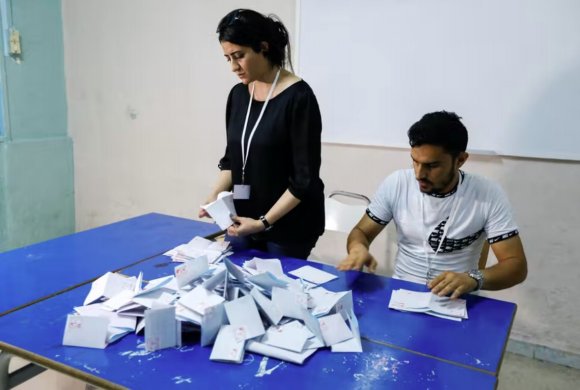 突尼斯选举委员会官员称新宪法以低投票率通过