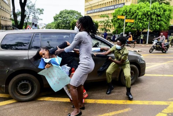 乌干达警方逮捕了11名女议员
