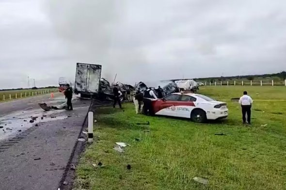 墨西哥车祸拖拉机和面包车相撞造成26人死亡