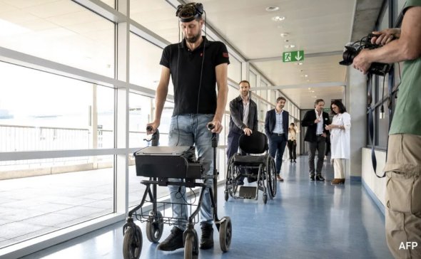 “意念控制”植入物帮助瘫痪男子再次行走