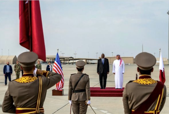 美国国防部长劳埃德·奥斯汀于2023年12月19日访问卡塔尔多哈乌代德空军基地时受到卡塔尔国防部长哈立德·本·穆罕默德·阿提亚的欢迎。