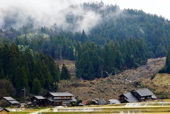 2024年1月7日，日本石川县轮岛山体滑坡和地震后受损房屋的景象。