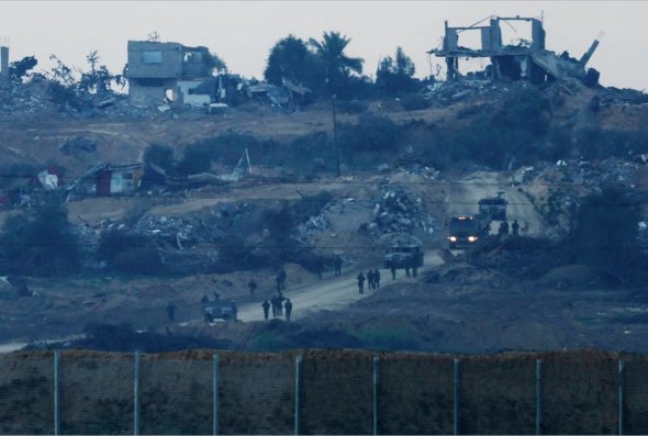 2024年1月6日，以色列士兵和车辆在靠近以色列边境的加沙地带移动。