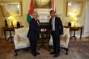英国首相苏纳克在与