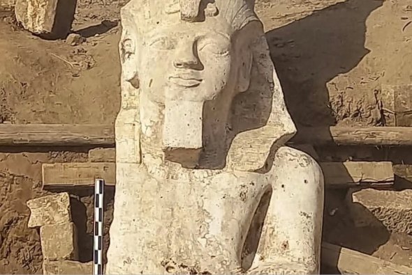 2024年3月4日发布的这张讲义图像中，埃及-美国考古团在埃及明亚以南的阿什穆宁(ElAshmunein)出土了拉美西斯二世石灰岩雕像的一部分。