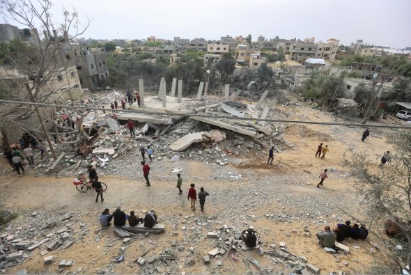2024年3月29日，在以色列和哈马斯之间持续不断的冲突中，巴勒斯坦人在加沙地带南部汗尤尼斯检查以色列袭击一所房屋的地点。
