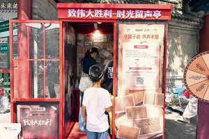 游客在卢沟桥畔打卡