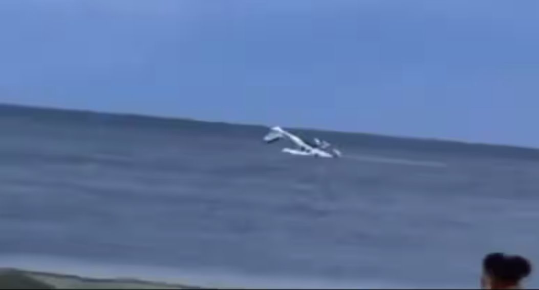 晚上7点30分左右，飞机在705号海洋大道附近的海岸坠入大海。