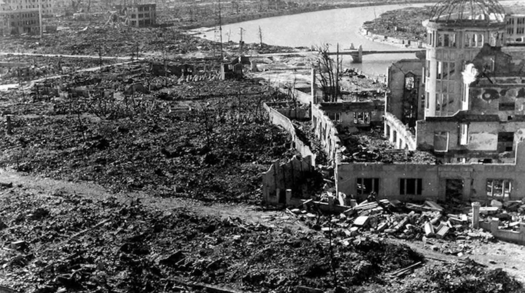 1945年8月6日，广岛遭到轰炸，这座城市被摧毁，造成14万人死亡。