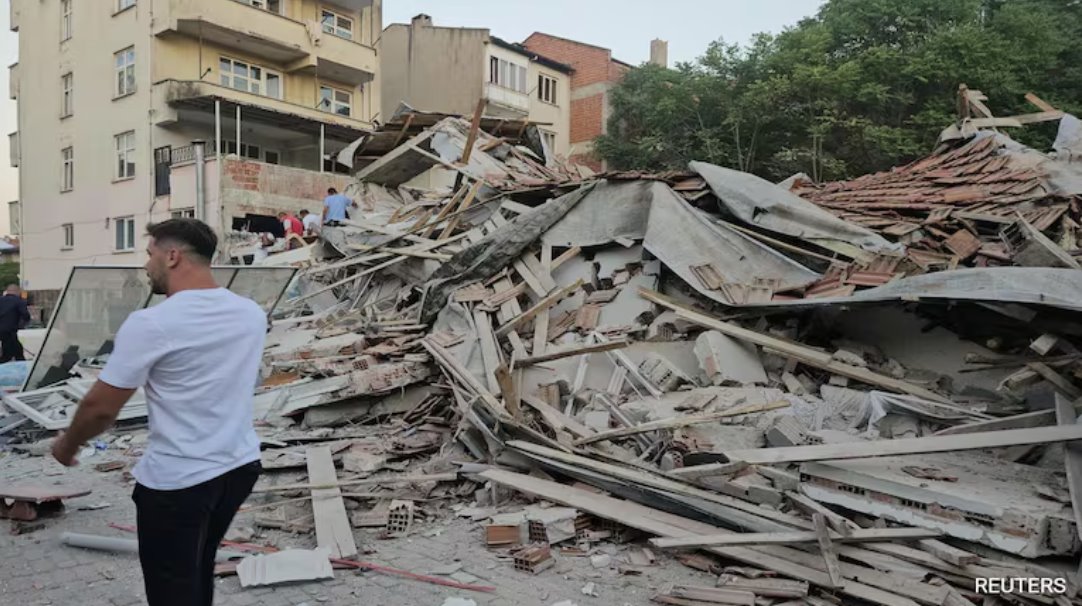 地震发生后，巴勒克埃西尔省多座建筑物倒塌。