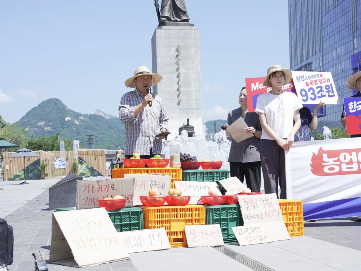 2025年8月12日，韩国苹果种植户马永恩在新闻发布会上发表讲话（图片：我们的气候解决方案）
