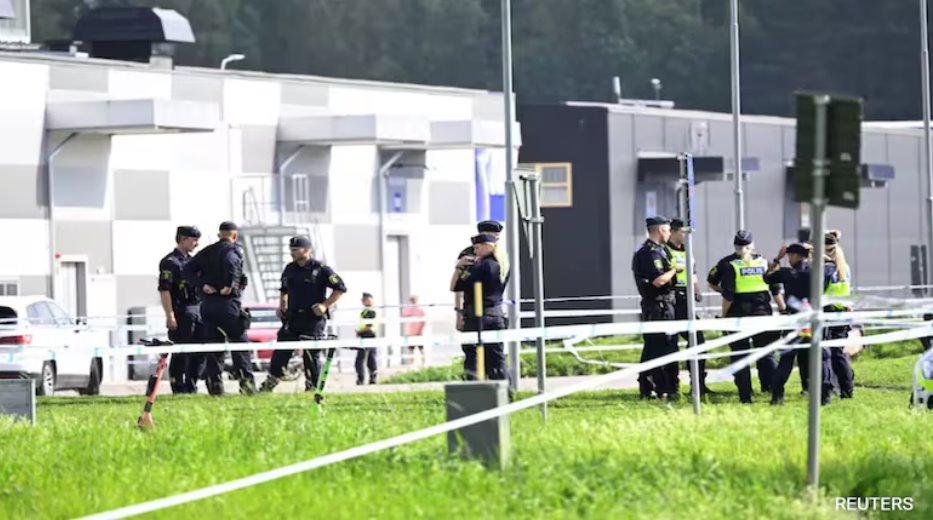 瑞典厄勒布鲁发生枪击事件后，警察在清真寺外的现场工作