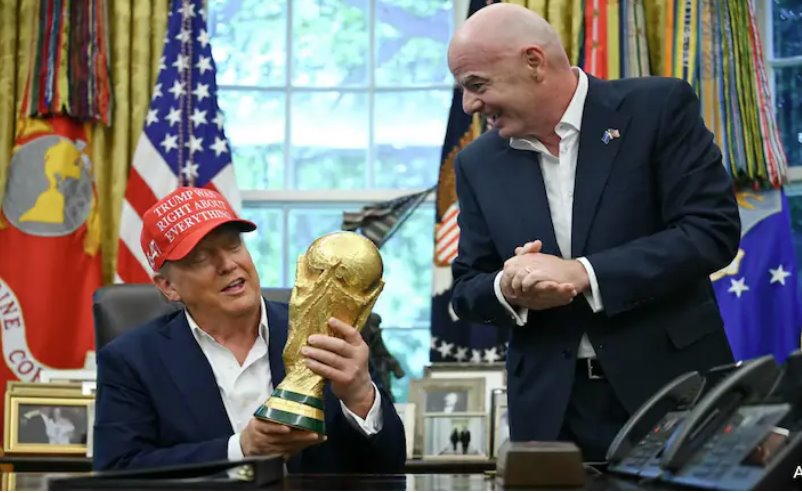 国际足联主席向特朗普展示2026年世界杯奖杯