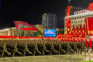 朝鲜阅兵 援俄方队高举朝俄国旗亮相