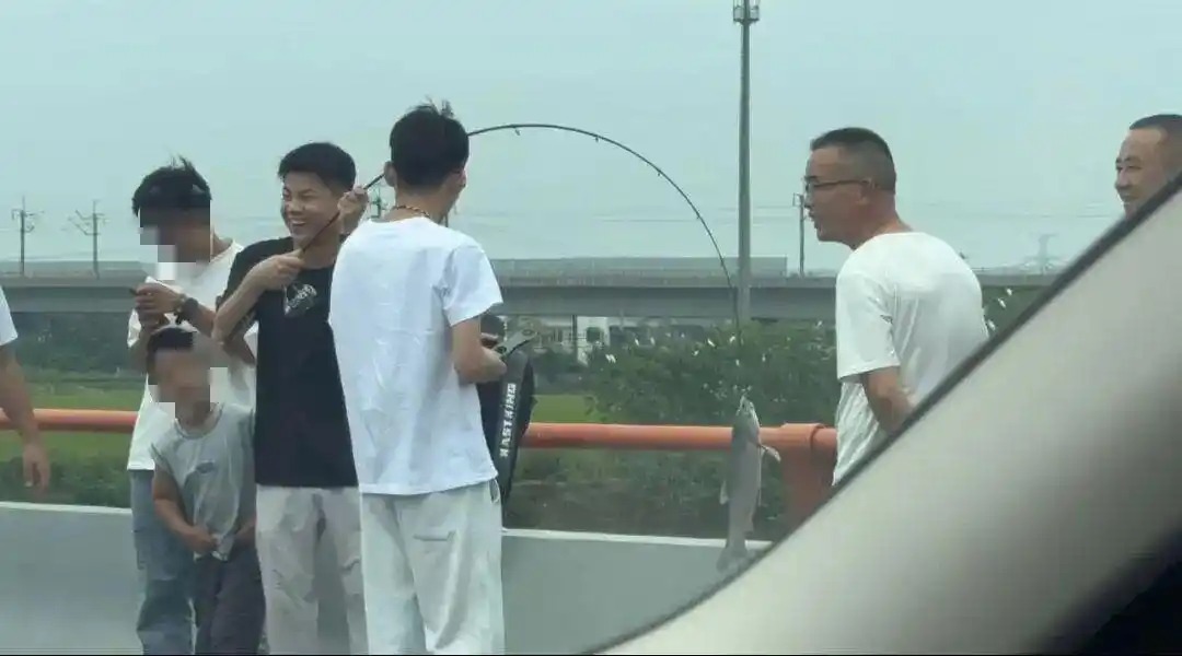 高速堵车堵出松弛感 有人下车钓大鱼