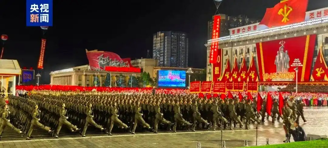 朝鲜阅兵 援俄方队高举朝俄国旗亮相