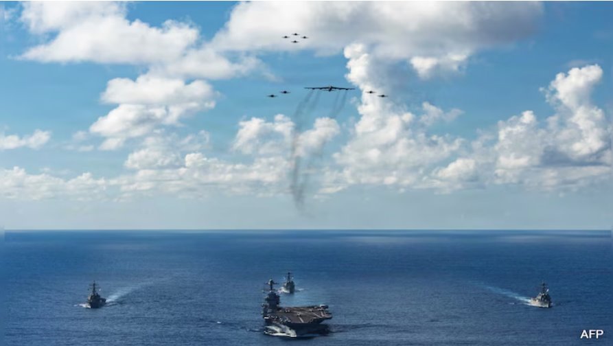 美国海军“杰拉尔德·R·福特”号航母打击群停泊在大西洋某处