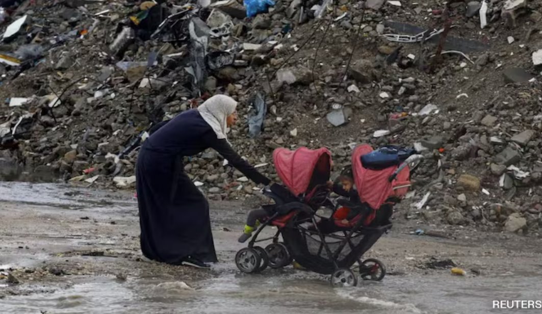 洪水上涨至地面以上40至50厘米，一些帐篷被完全冲走。