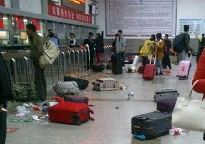 昆明一火车站试验列车撞人致11死