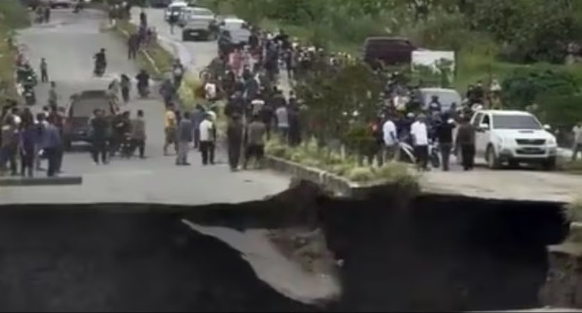 一段高速公路路面逐渐坍塌的视频在社交媒体上流传开来