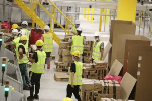 亚马逊证实英国仓库