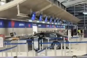 超速奔驰撞入美国机场航站楼6人受伤