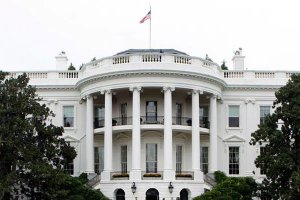 货车撞入白宫附近安