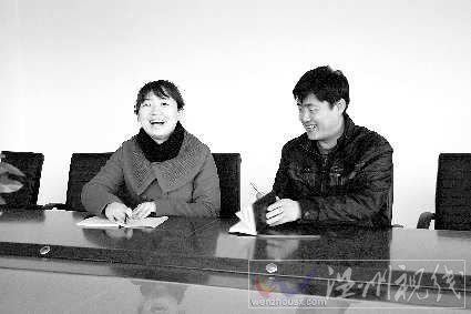 新当选的天桥镇党委班子成员徐艳萍（左）、张春雨接受本报记者采访。
